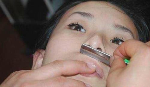 鼻毛太长影响个人形象怎么办？能用脱毛膏直接拔掉吗？