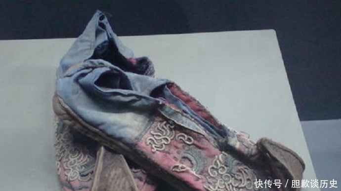 我国古代的鞋子为什么鞋头大都上翘?上面体现了古人的智慧