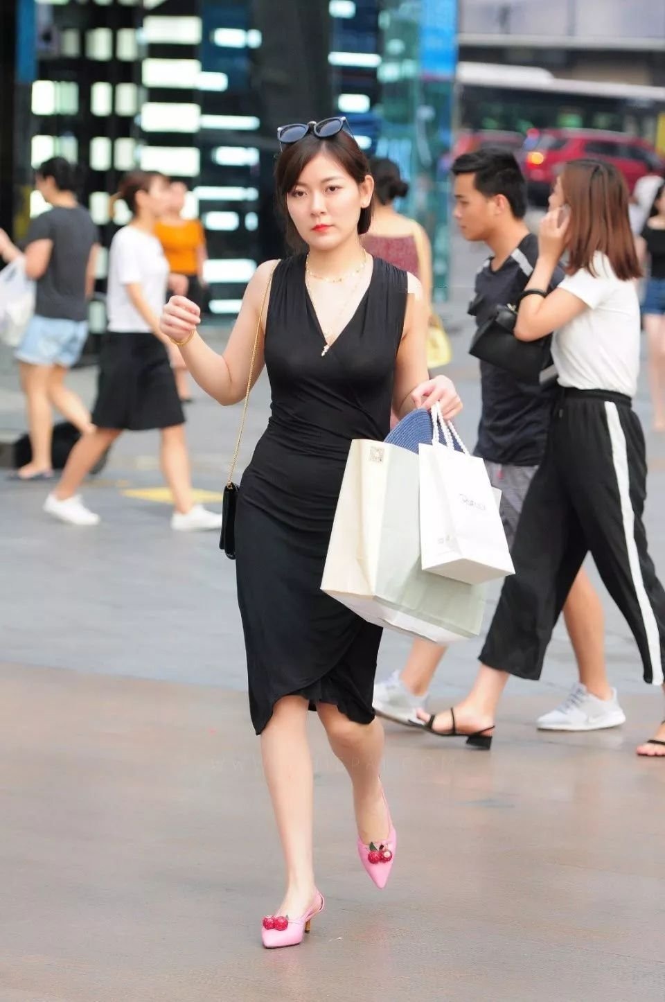 街拍:美女穿着凉快又时尚,将华丽丽的大长腿展现的淋漓尽致