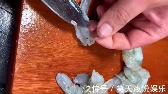 去虾线,用牙签就错了!海鲜店老板偷偷教我一招,厉害了