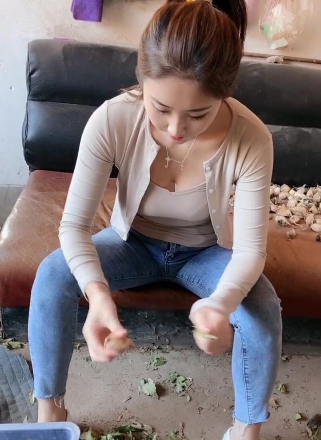 时尚街拍核桃小姐姐,紧身衣搭配牛仔裤,干活很麻溜