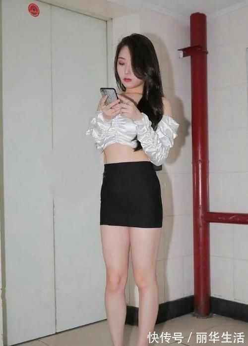 穿搭 紫色运动背心,搭配上黑色牛仔裤,休闲的打扮时尚感超强