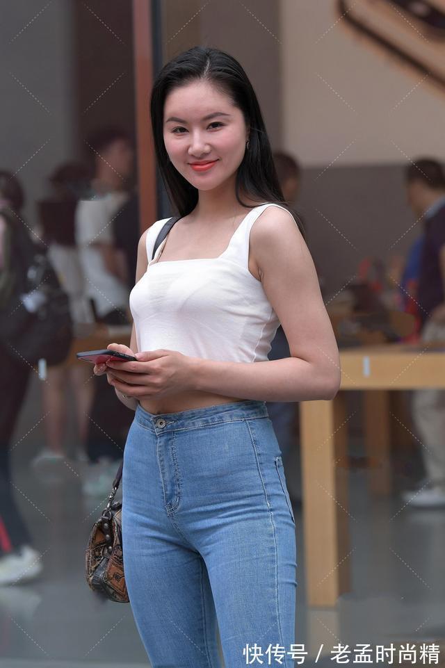 高跟鞋|街拍:优雅又大方的姑娘,穿着白色吊带上衣配上喇叭裤,复古的美