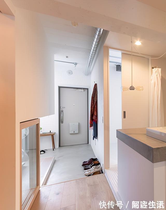 玄关|都是卧室隔断,日本给下方装不到半人高玻璃推拉门,地面当换鞋凳