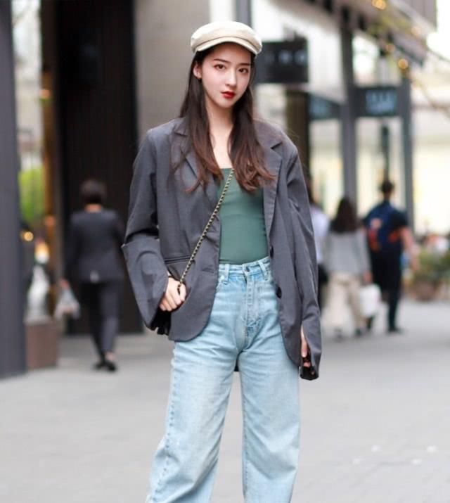 帅气大方的牛仔裤搭配显身姿，体现了美女的时髦气质与品位