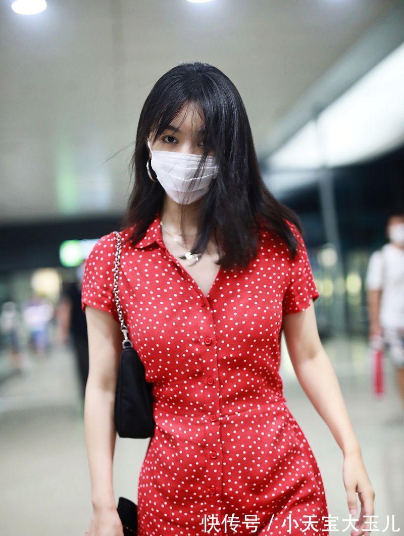 穿搭|黑与白的搭配,融入了豹纹元素,让穿搭清新靓丽又显高级美