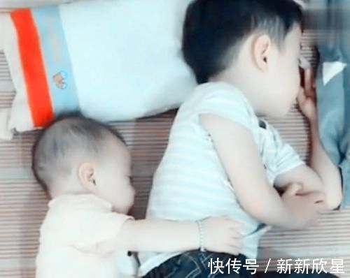 睡着|妹妹和哥哥刚睡着,妈妈掀开被子一看,这画面让人心都酥了