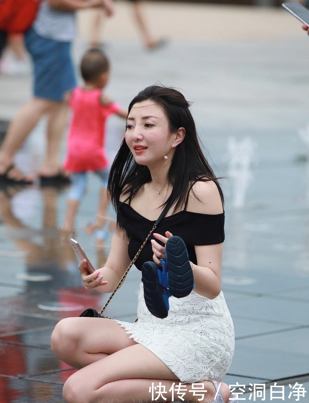 位妈妈|黑色一字肩白色蕾丝紧身裙,极简风格的穿搭,散发庄严稳重气质