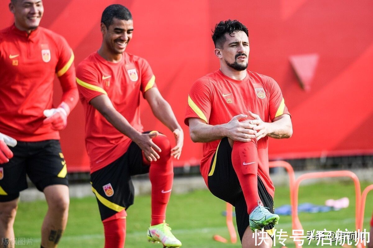 国足|为青训打压归化?曝费南多10月份复出,名记称洛国富不配国足首发