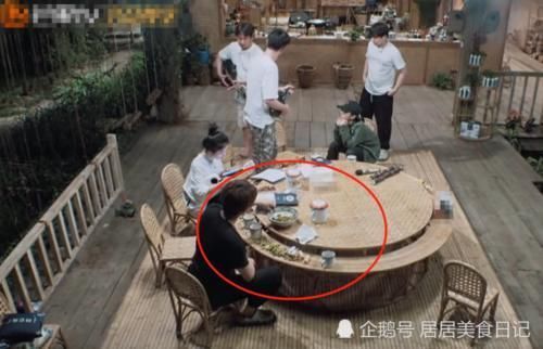 导演|《向往4》做饭曝造假后,任嘉伦的毛豆也“穿帮”导演组懒得装