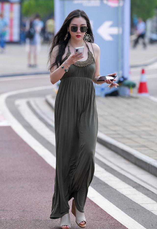 美女街拍:长款挂脖修身连衣裙,独特面料的材质,完美突现出了西域风情