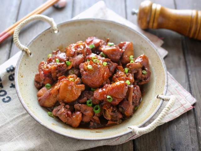 香到舔手指，不加一滴水就能做的——葱油焖鸡