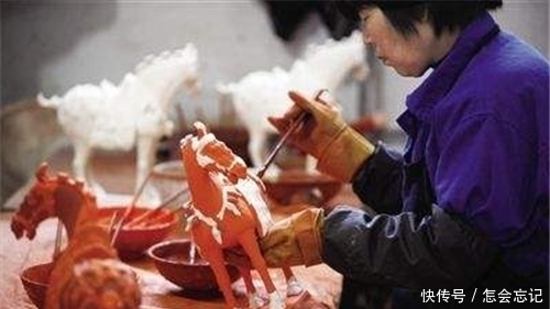 警察|因警察总找上门,他把一独门秘技传给全村人,结果成中国第一造假村