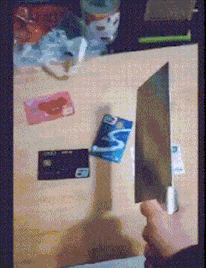 |搞笑GIF:帅哥吃个饭都不忘皮一下,大姐用劲儿大点儿