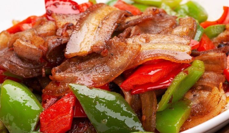 炒回锅肉，肉焯水后直接下锅炒就错了，厨师教一招，香嫩好吃不油