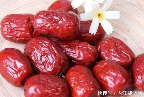 炖鸡汤时，有人直接炖有人先焯水大厨都不对，难怪鸡汤口感差