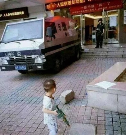 |搞笑图片幽默段子笑话哈哈哈,孩子人家手里的可是真家伙