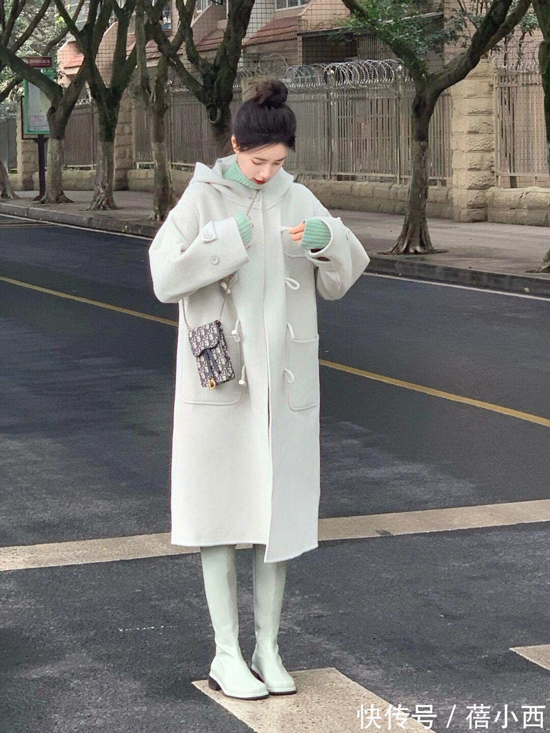 减龄感 冬季还是多穿“牛角扣大衣”吧,保暖又洋气,搭配技巧都总结好了