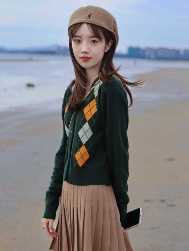 穿搭|今年“菱格纹”针织衫火了!搭配黑色半身裙和百褶裙,时髦显气质