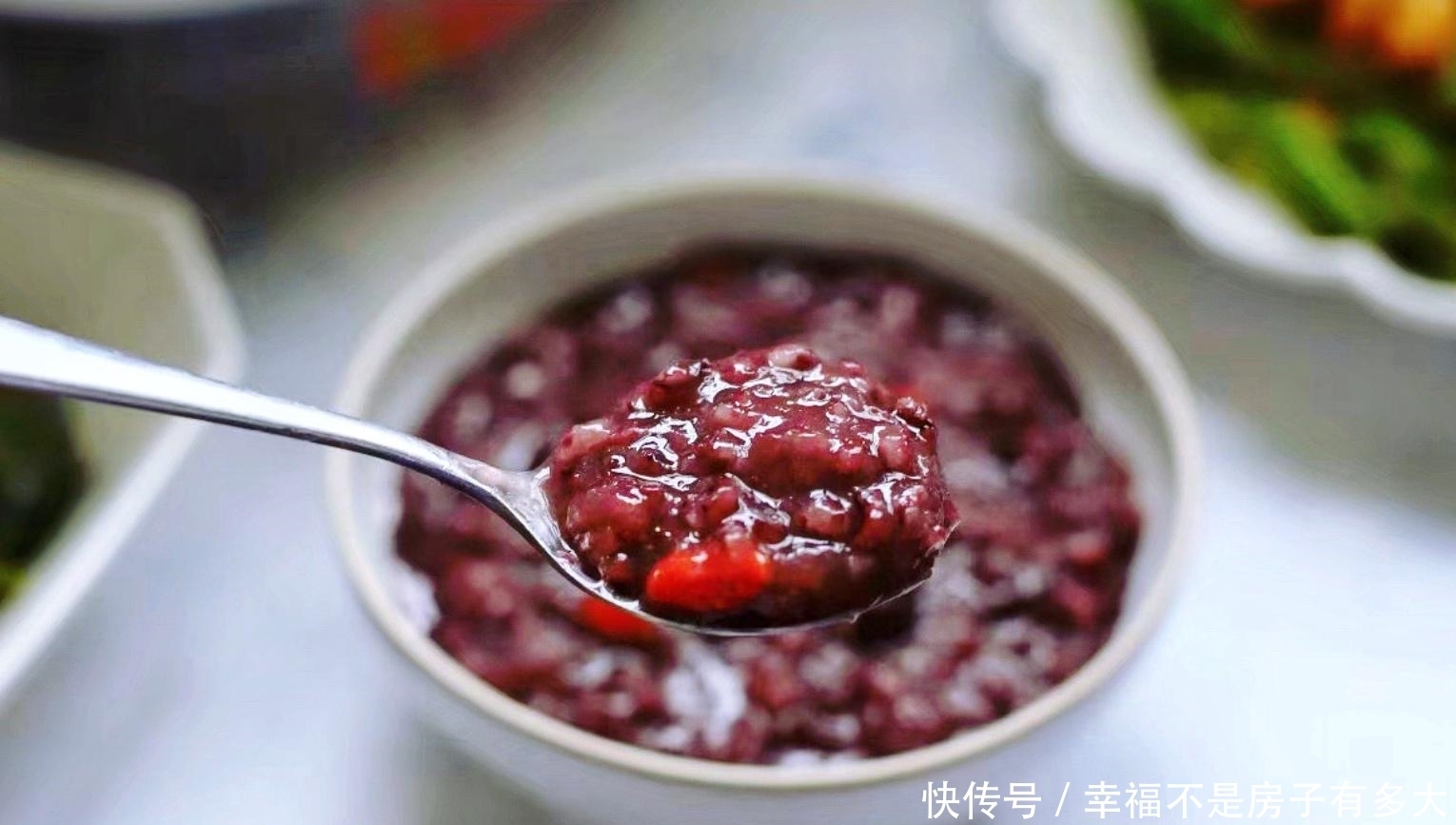 熬粥,紫米别直接下锅煮,多做一步软糯浓郁,把早餐藏在口袋里