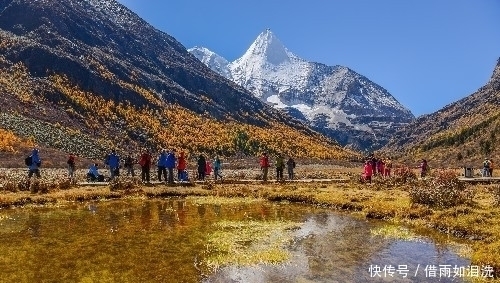 中国最美赏秋之地，雪山下的秋色美如仙境，去过的游客都直呼太美！