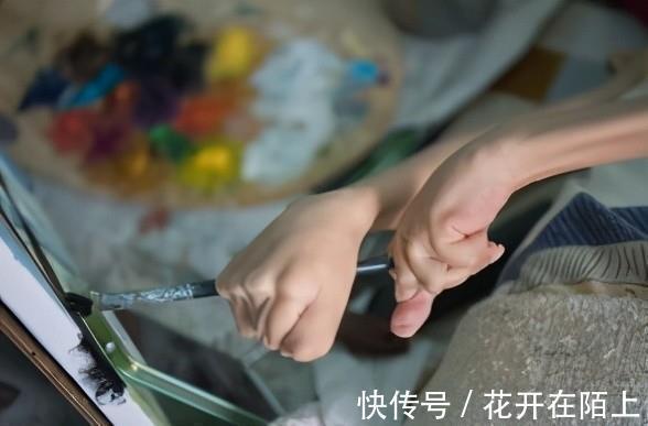 油画&故事:“病床上的梵高”张俊莉瘫痪卧床37年,努力绘出精彩人生