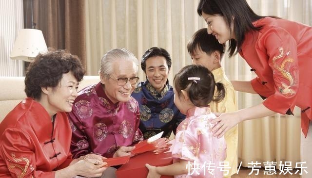 压岁钱|9岁舅舅给12岁外甥女发压岁钱,网友笑喷一个敢给一个敢接