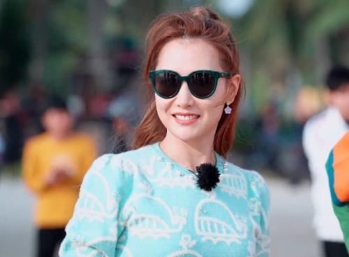 周九良 秦霄贤变“白马王子”,牵马时手放位置太抢镜,和白冰戴同款墨镜引争议