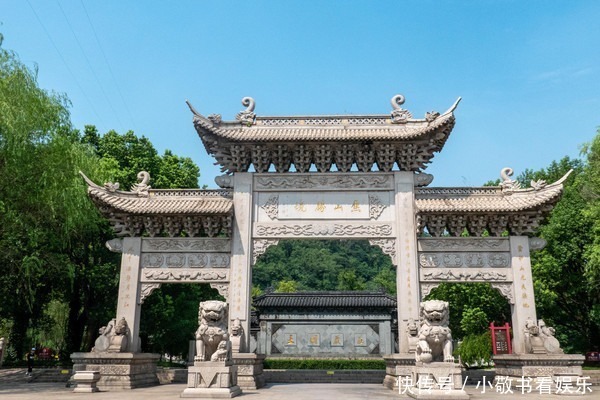 江南最早的寺庙，坐落于长江孤岛上，地位堪比灵隐，康熙手写牌匾