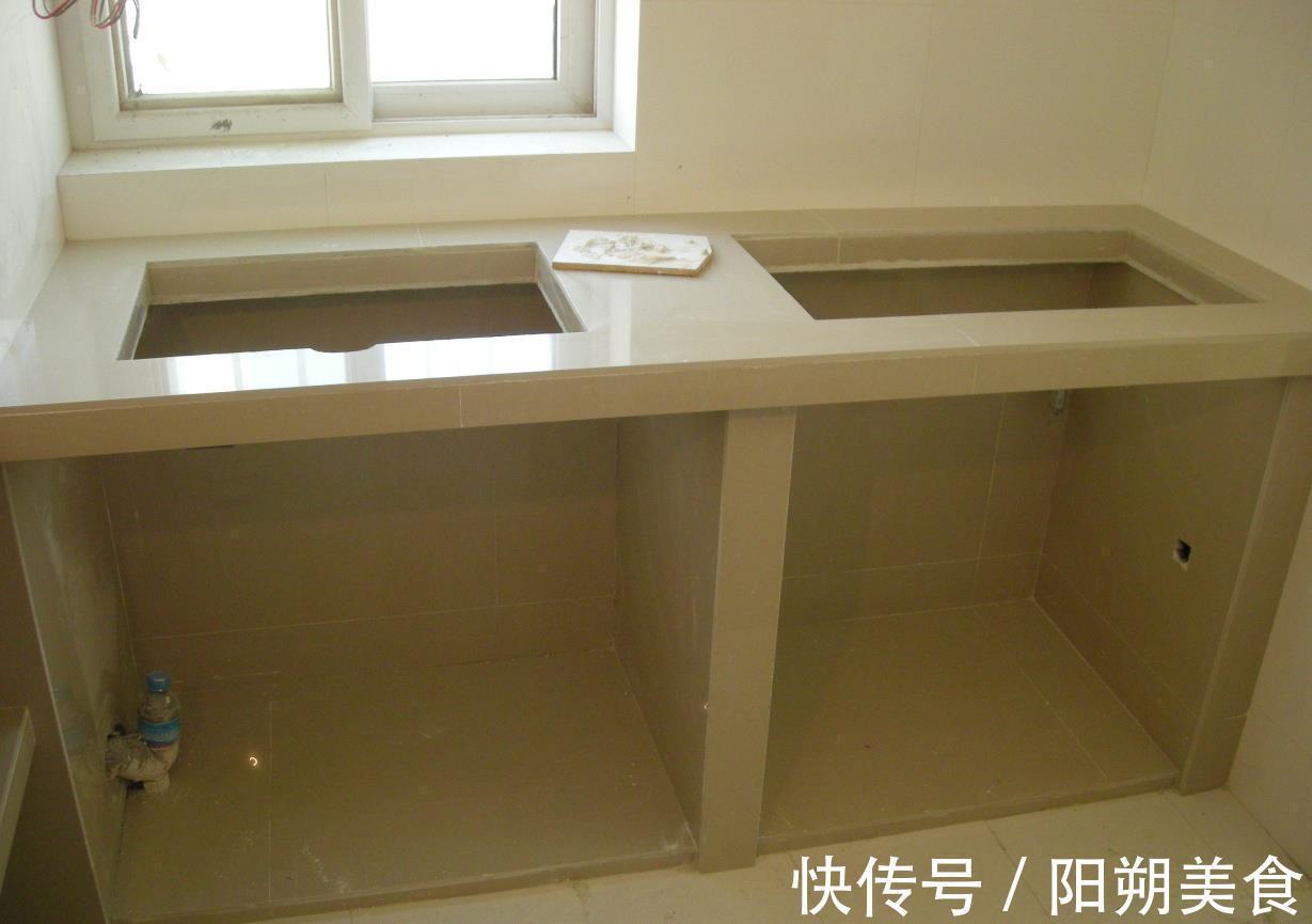 水泥|越来越多人不装橱柜，用水泥直接砌筑，看似实用，聪明反被聪明误