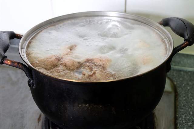 胡萝卜|地道农家菜土豆炖排骨，营养美味还实惠，排骨入口软烂满嘴留香