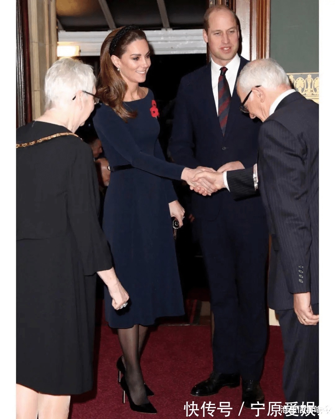 凯特 莱后和凯特同穿蓝色印花裙一个裙子太松垮显胖,另一个活泼娇媚