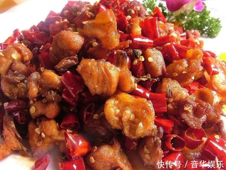 用两个大鸡腿,再加一个鸡蛋,做出的辣子鸡丁鲜嫩可口