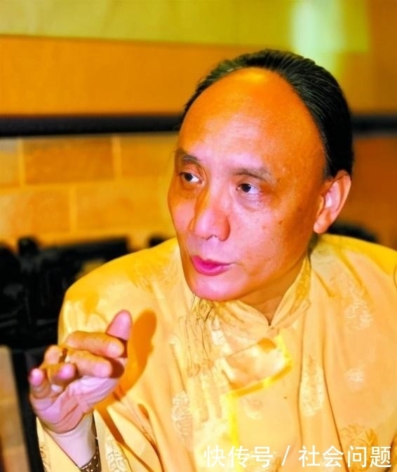 示人|他以“多尔衮十世孙”的身份示人，常年身穿黄马褂，还想住进故宫