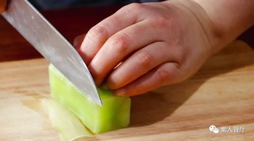 年夜饭的压轴菜，几样时蔬简单一切，用五花肉端上桌，看着就喜庆