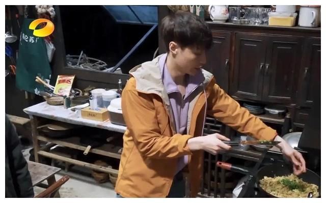 张艺兴是来抢黄磊饭碗的？做饭专业，和节目组斗智斗勇稳占上风