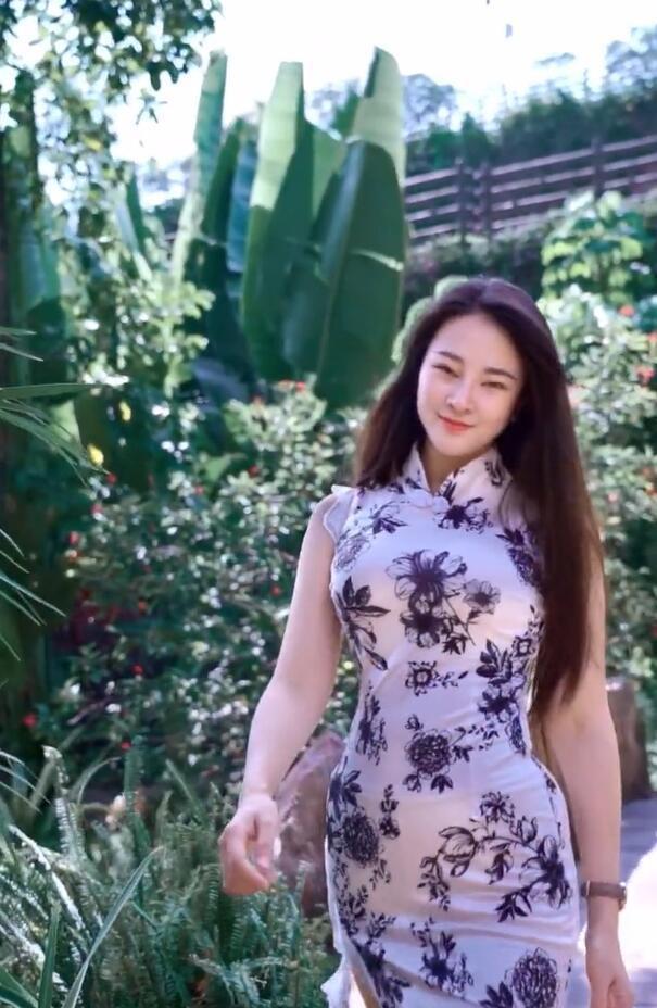 旗袍造型散发高级感,行走间魅力尽显,看着得有100斤