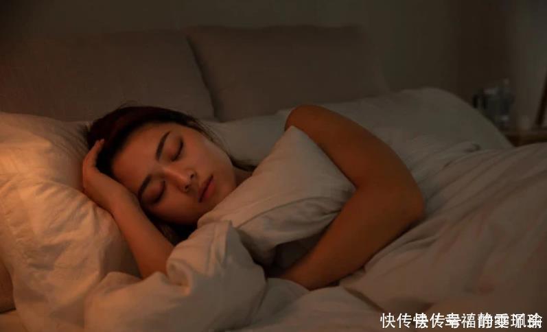 妙招|晚上睡凉席还是热记住这个小妙招,不开空调,也能睡到天亮