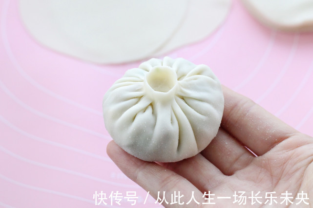 不揉面不发酵,用饺子皮做水煎包,皮薄馅大倍儿鲜美,当早餐正好