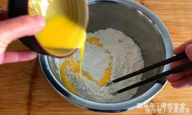 做疙瘩汤时,别再用水和面了!如此做,疙瘩爽滑筋道,吃不够
