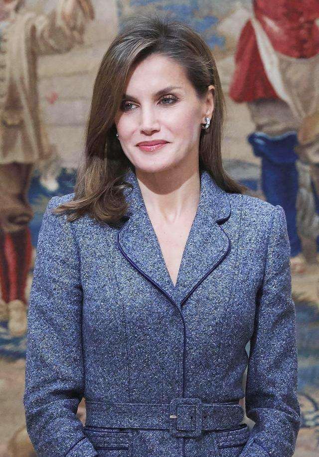 西班牙王后出门真省事,一条裙子穿了3年,连造型配饰都懒得换