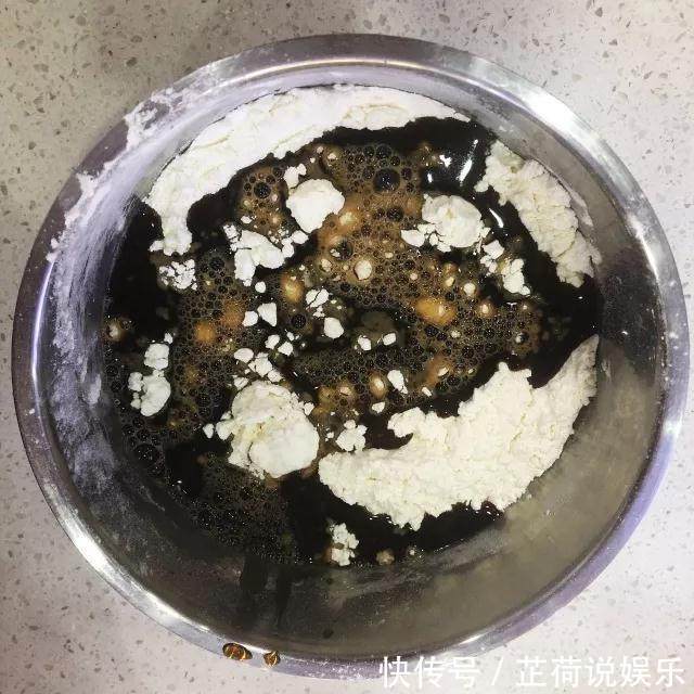 红糖发糕在家也能蒸,简简单单,香甜软糯,回忆童年的味道!