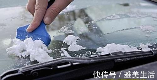 冬天的早晨汽车玻璃结了一层冰，应该怎么样快速去除？