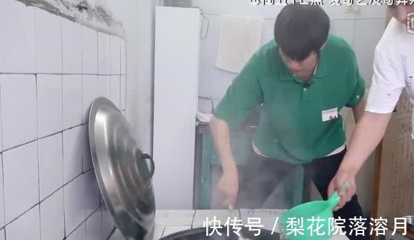 爸爸|魏大勛跟爸爸回農村,滿地都是牛糞,魏大勛的反應亮了!