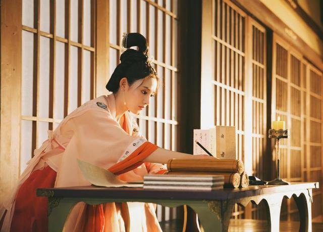 太子与美人细作:东宫的“养蛊”日常