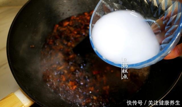 冷天,豆腐和鸡蛋一起蒸,简单又营养,孩子连吃2碗米饭