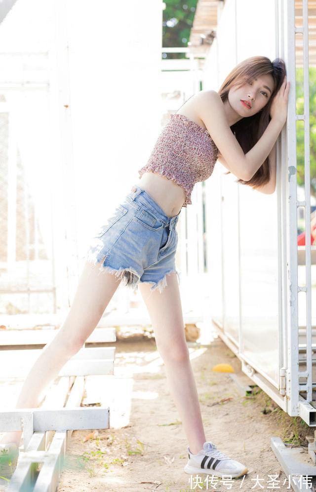 绑腿|美女街拍:时尚清爽干净的穿搭才会更吸引眼球,给人舒适的视觉感