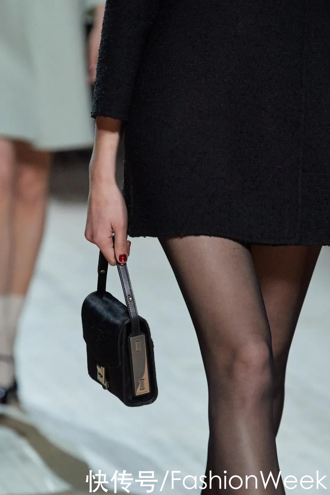 完蛋了！我居然对黑丝真香了