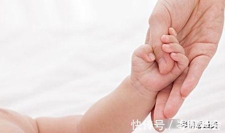 手臂|宝宝出生后不满6个月,家长再爱孩子,也别对他做4件事!