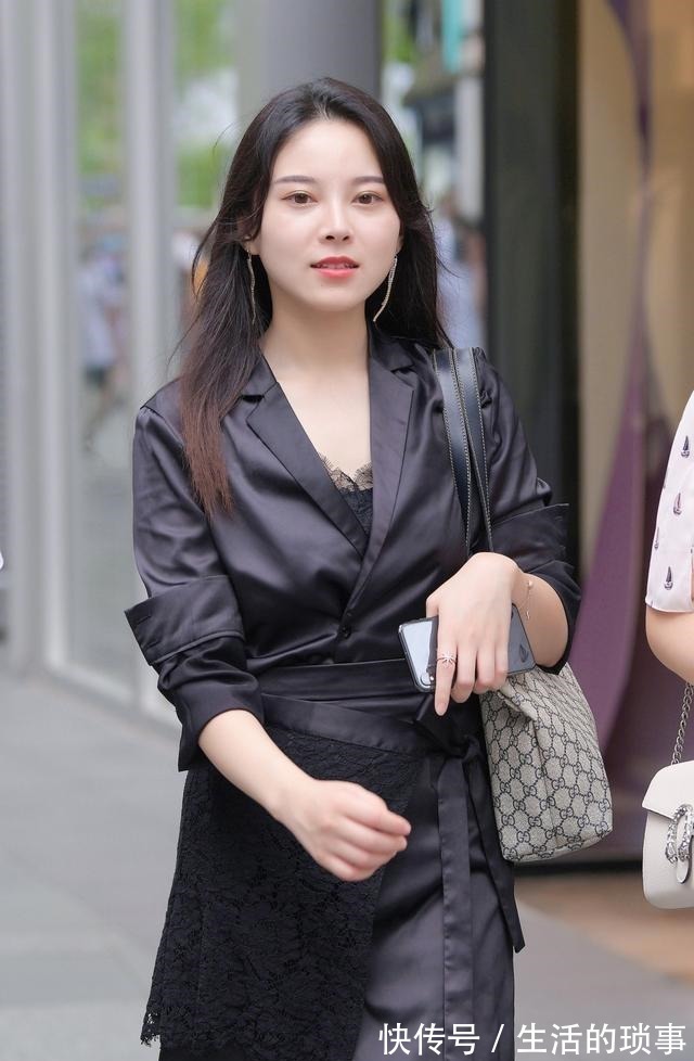 搭配 美女贴身吊带衣配长裙，居家休闲秒穿搭，清纯可爱又迷人！